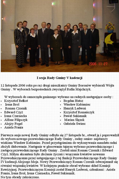 Grupa radnych Gminy Boron&oacute;w V kadencji stoi w&nbsp;sali podczas pierwszej sesji Rady Gminy. W prawym dolnym rogu zdjęcia widoczna jest data: 2006-11-27. 
